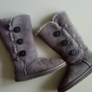 UGG Bailey button triplet 11 boor